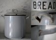 画像4:  【RARE】ENGLAND antique 空気孔 ホーロー ブレッド缶 1930's BREAD 丸型 (4)