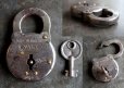 画像2: ENGLAND antique クマ型 YALE 刻印入渋い パドロック 鍵付 1920-40's (2)