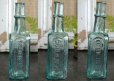 画像2: ENGLAND antique 3面エンボスロゴ入 ガラスボトル H14.7cm ガラス瓶 1900－10's (2)