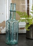画像1: ENGLAND antique 3面エンボスロゴ入 ガラスボトル H14.7cm ガラス瓶 1900－10's (1)