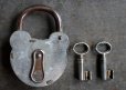 画像2: FRANCE antique UNIS F.T.H クマ型 パドロック 鍵2本付 南京錠 PADROCK KEY 1940-60's (2)