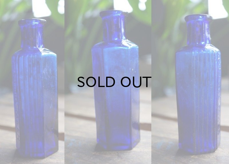 画像2: ENGLAND antique イギリスアンティーク NOT TO BE TAKEN 鮮やかなコバルトブルー ガラスボトル ［1.1/2oz］ H9.9cm ガラス瓶 1900-20's