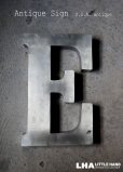 画像1: USA antique アメリカアンティーク メタル アルファベット レターサイン 【E】（H25.4cm） 1950-70's (1)