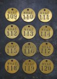 画像2: U.S.A. antique TAG アメリカアンティーク ヴィンテージ ロゴ入り ナンバータグ ナンバープレート ブラスタグ 真鍮 タグ 1950-60's  (2)