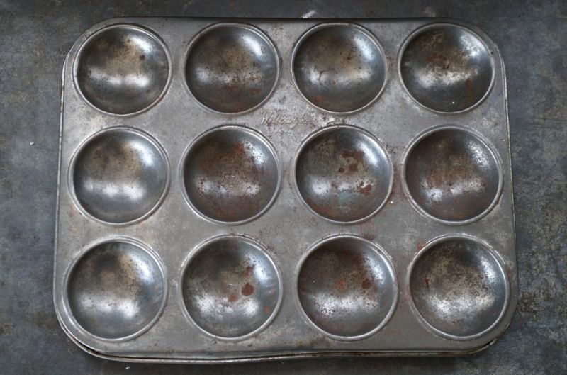 画像2: AUSTRALIA antique オーストラリアアンティーク ベーキングティンモールド 12穴  焼き型 菓子型 マフィン 1930-50’ｓ