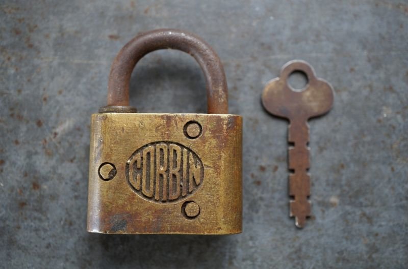 画像3: USA antique アメリカアンティーク CORBIN 刻印入り パドロック 鍵付き 南京錠 ヴィンテージ 1940-60's