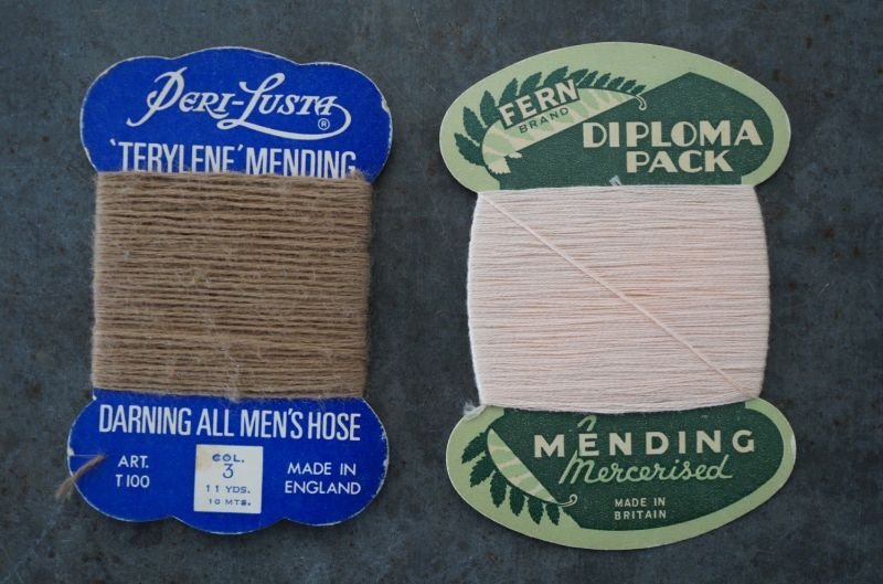 画像2: ENGLAND antique Mending イギリスアンティーク 糸カード 糸巻き 2枚セット 台紙付 ヴィンテージ 1930-50's