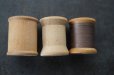 画像2: U.S.A. antique Wooden Spools アメリカアンティーク  英字ロゴ入 刻印入 木製スプール 糸巻き 糸 3個セット  ヴィンテージ 1920-40's (2)