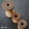画像1: U.S.A. antique Wooden Spools アメリカアンティーク  英字ロゴ入 刻印入 木製スプール 糸巻き 糸 3個セット  ヴィンテージ 1920-40's (1)