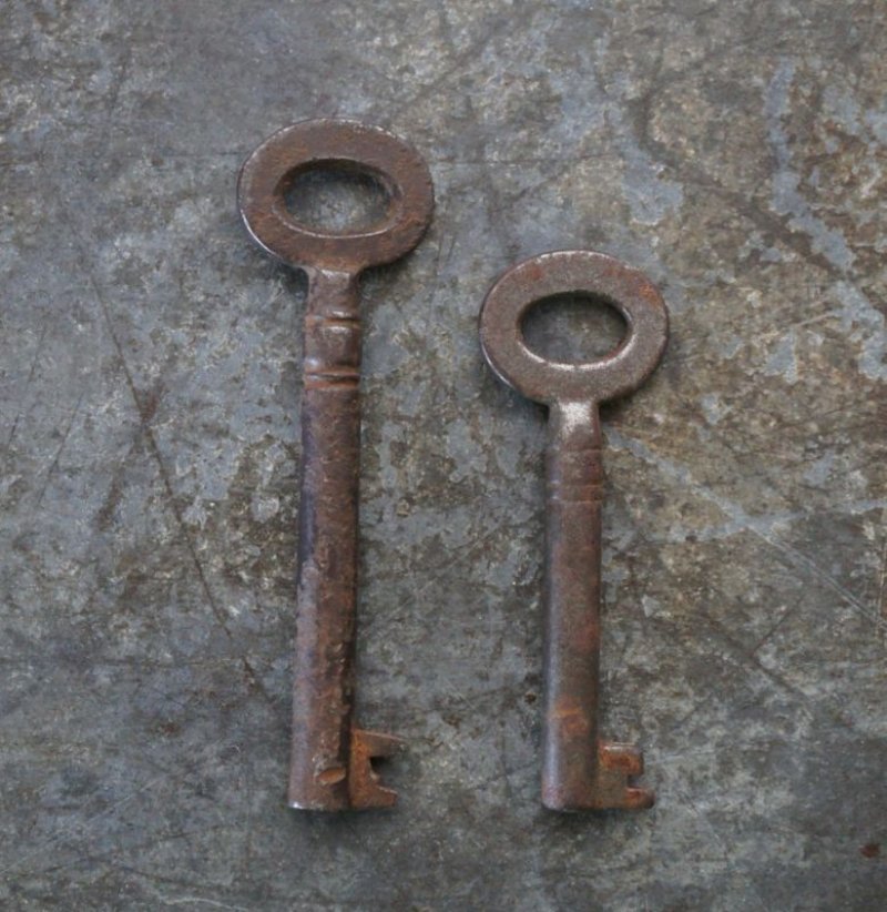 画像2: ENGLAND antique KEYS 2pcs イギリスアンティークキー ヴィンテージキー 小さな鍵 2本セット ヴィンテージ 1900-30s