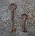 画像2: ENGLAND antique KEYS 2pcs イギリスアンティークキー ヴィンテージキー 小さな鍵 2本セット ヴィンテージ 1900-30s (2)