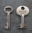 画像2: ENGLAND antique KEYS 2pcs イギリスアンティークキー ヴィンテージキー 小さな鍵 2本セット ヴィンテージ 1940-70s (2)