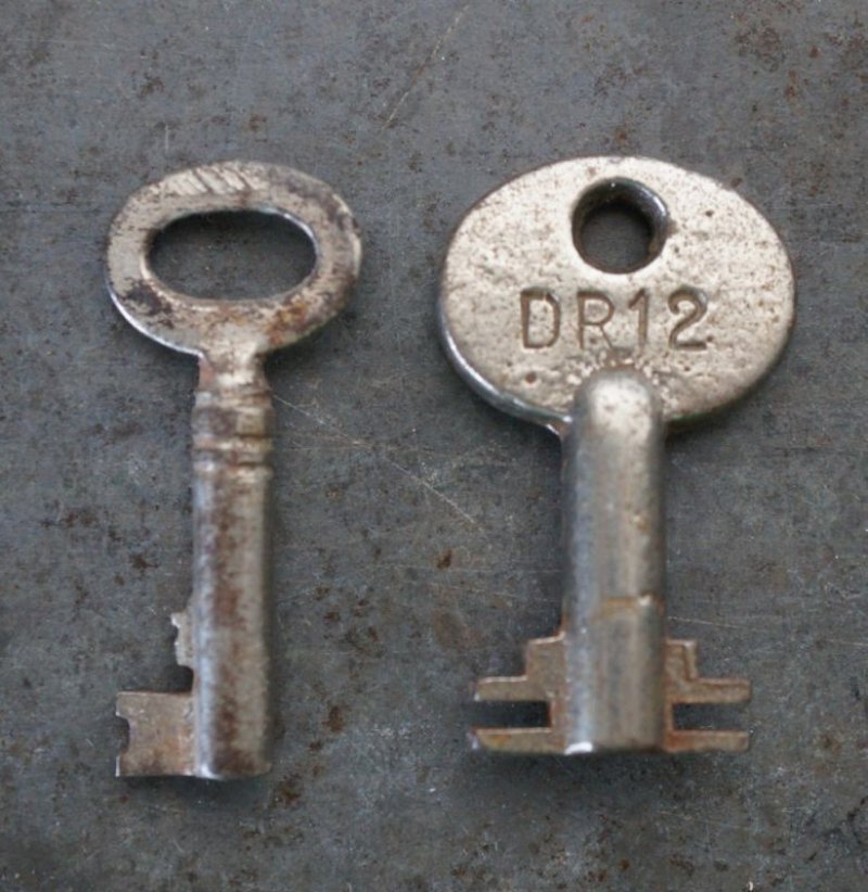 画像2: ENGLAND antique KEYS 2pcs イギリスアンティークキー ヴィンテージキー 小さな鍵 2本セット ヴィンテージ 1940-70s