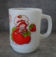 画像2: U.S.A. vintage Fire-king Mug Strawberry Shortcake アメリカヴィンテージ ファイヤーキング ストロベリーショートケーキ  マグ マグカップ1977－86's (2)