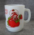 画像2: U.S.A. vintage Fire-king Mug Strawberry Shortcake アメリカヴィンテージ ファイヤーキング ストロベリーショートケーキ  マグ マグカップ1977－86's (2)