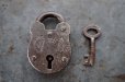 画像2: ENGLAND antique PADLOCK with KEY イギリスアンティーク クマ型 刻印入り 小さなパドロック 鍵付き 南京錠 ヴィンテージ 1944s (2)