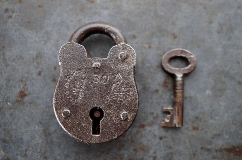 画像2: ENGLAND antique PADLOCK with KEY イギリスアンティーク クマ型 刻印入り 小さなパドロック 鍵付き 南京錠 ヴィンテージ 1944s