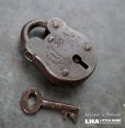 画像1: ENGLAND antique PADLOCK with KEY イギリスアンティーク クマ型 刻印入り 小さなパドロック 鍵付き 南京錠 ヴィンテージ 1944s (1)