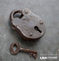 ENGLAND antique PADLOCK with KEY イギリスアンティーク クマ型 刻印入り 小さなパドロック 鍵付き 南京錠 ヴィンテージ 1944s