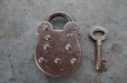 画像4: ENGLAND antique PADLOCK with KEY イギリスアンティーク クマ型 刻印入り 小さなパドロック 鍵付き 南京錠 ヴィンテージ 1944s