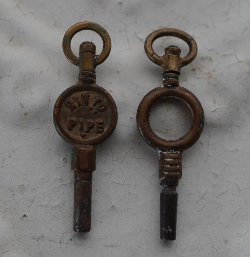 画像2: ENGLAND antique POCKET WATCH KEYS 2pcs イギリスアンティークキー 懐中時計 ポケットウォッチ ヴィンテージキー 小さな鍵 2本セット ヴィンテージ 1920-50s