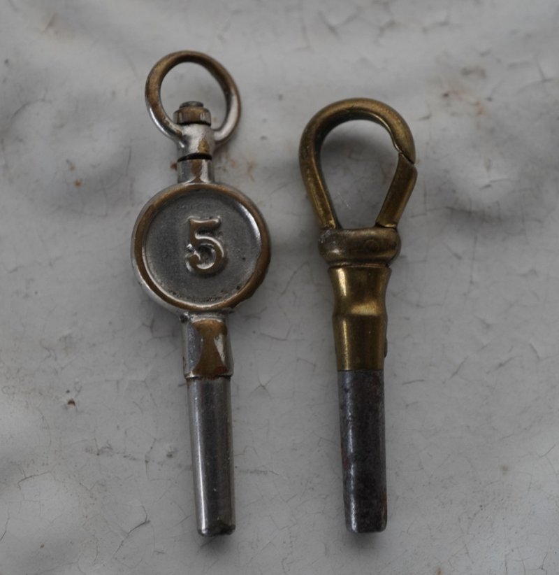 画像2: ENGLAND antique POCKET WATCH KEYS 2pcs イギリスアンティークキー 懐中時計 ポケットウォッチ ヴィンテージキー 小さな鍵 2本セット ヴィンテージ 1920-50s