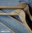 画像1: U.S.A. antique HILTON HOTELS Advertising Hangers 2pcs アメリカアンティーク アドバタイジング 広告入 木製ハンガー 2本セット ヴィンテージ 1940-70's (1)