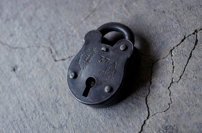 画像2: ENGLAND antique PADLOCK NO KEY イギリスアンティーク クマ型 刻印入り 小さなパドロック 鍵なし 南京錠 ヴィンテージ 1944s