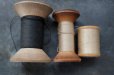 画像2: U.S.A. antique Wooden Spools アメリカアンティーク  英字ロゴ入 刻印入 木製スプール 糸巻き 糸 3個セット  ヴィンテージ 1920-40's (2)