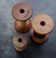 画像1: U.S.A. antique Wooden Spools アメリカアンティーク  英字ロゴ入 刻印入 木製スプール 糸巻き 糸 3個セット  ヴィンテージ 1920-40's (1)