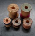 画像1: U.S.A. antique Wooden Spools アメリカアンティーク  英字ロゴ入 刻印入 木製スプール 糸巻き 糸 5個セット  ヴィンテージ 1920-40's (1)