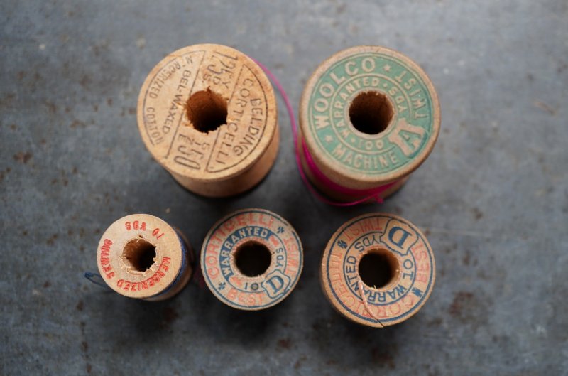 画像2: U.S.A. antique Wooden Spools アメリカアンティーク  英字ロゴ入 刻印入 木製スプール 糸巻き 糸 5個セット  ヴィンテージ 1920-40's