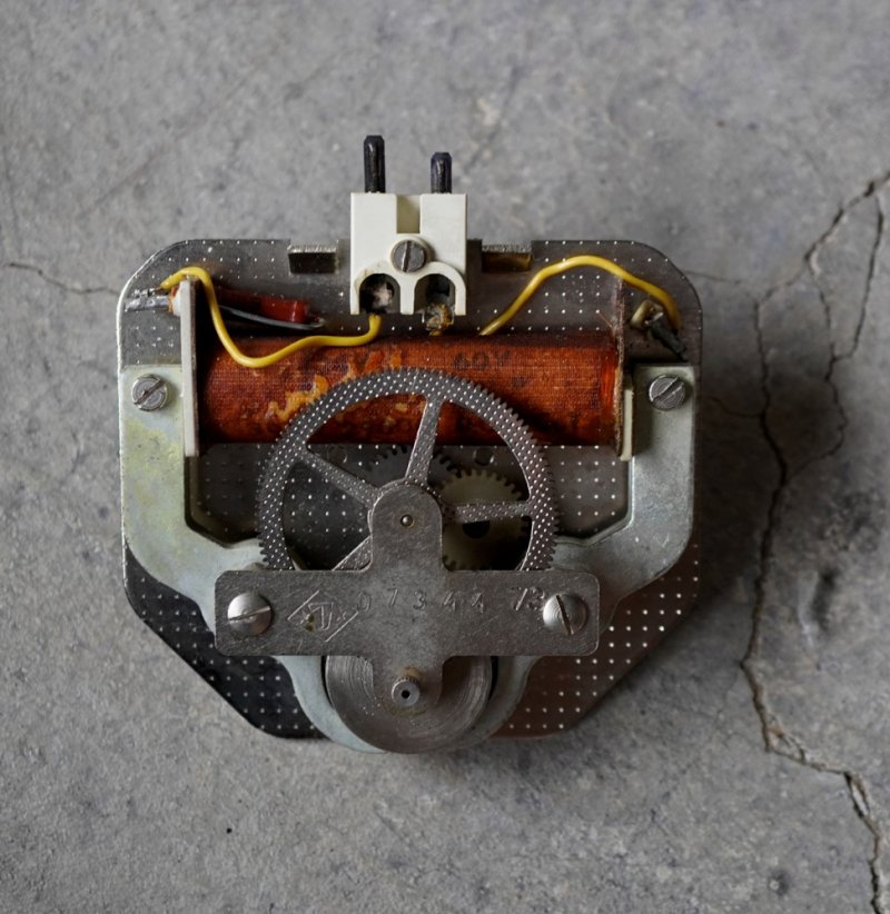 画像2: CZECHOSLOVAKIA antique PRAGOTRON wall clock MOVEMENT PARTS チェコスロバキアアンティーク パラゴトロン 掛け時計 ムーブメント 機械部品 ジャンク ヴィンテージ 1940-70's