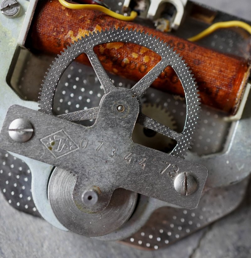 画像1: CZECHOSLOVAKIA antique PRAGOTRON wall clock MOVEMENT PARTS チェコスロバキアアンティーク パラゴトロン 掛け時計 ムーブメント 機械部品 ジャンク ヴィンテージ 1940-70's