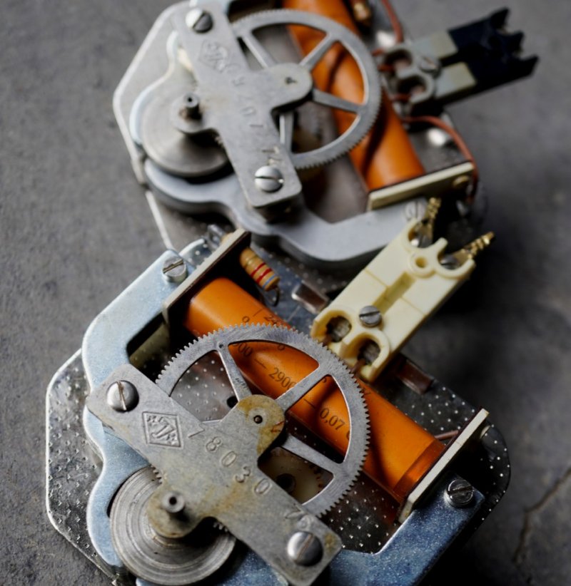 画像1: CZECHOSLOVAKIA antique PRAGOTRON wall clock MOVEMENT PARTS 2pcs チェコスロバキアアンティーク パラゴトロン 掛け時計 ムーブメント 2個セット 機械部品 ジャンク ヴィンテージ 1940-70's