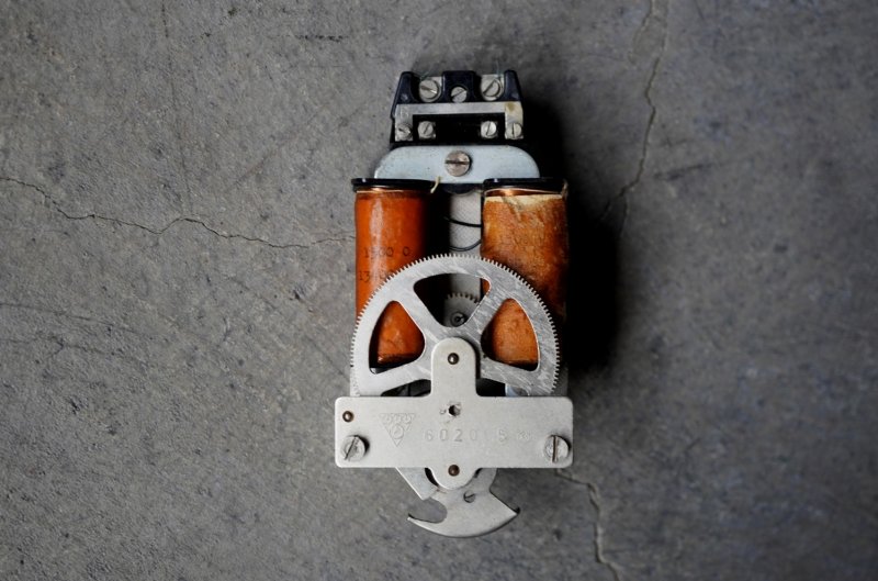 画像2: CZECHOSLOVAKIA antique PRAGOTRON wall clock MOVEMENT PARTS チェコスロバキアアンティーク パラゴトロン 掛け時計 ムーブメント 機械部品 ジャンク ヴィンテージ 1940-70's
