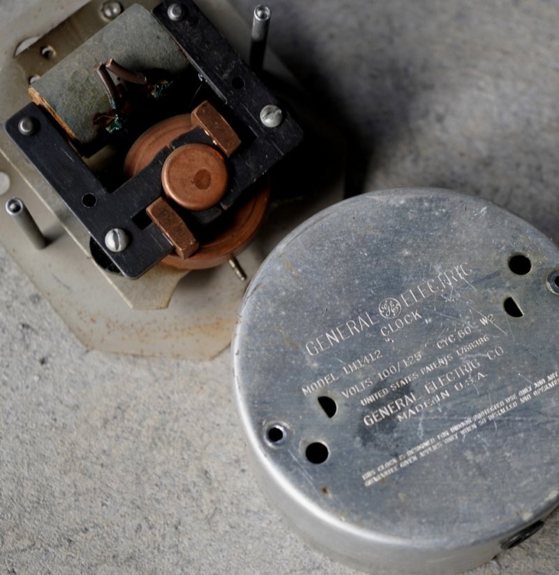 画像2: U.S.A. antique GENERAL ELECTRIC wall clock  MOVEMENT PARTS  アメリカアンティーク ムーブメント 掛け時計 機械部品 ジャンク ヴィンテージ 1940-70's