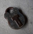 画像2: ENGLAND antique PADLOCK イギリスアンティーク クマ型 刻印入り パドロック NO KEY ヴィンテージ 1920-40's (2)