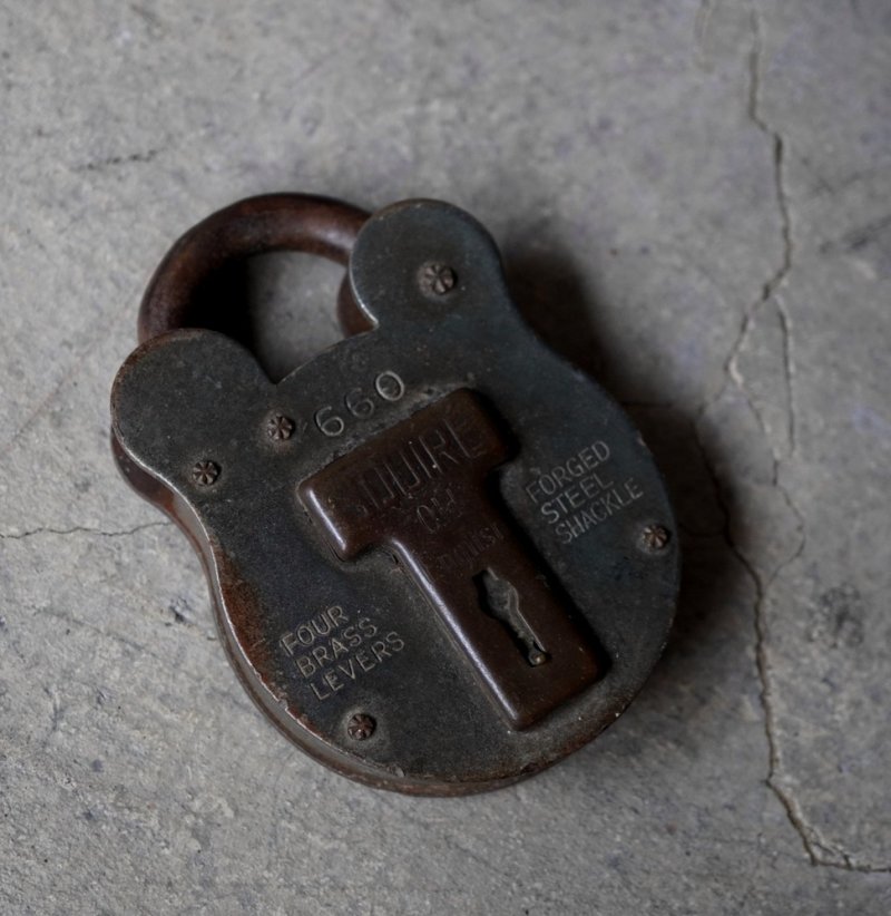 画像2: ENGLAND antique PADLOCK イギリスアンティーク クマ型 刻印入り パドロック NO KEY ヴィンテージ 1920-40's