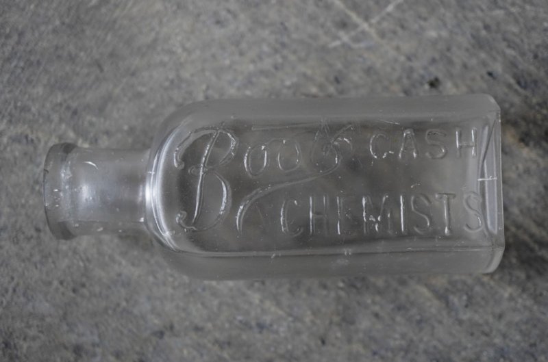 画像2: ENGLAND antique Boots Glass Bottle イギリスアンティーク 筆記体ロゴ【Boots】 ガラスボトル H12cm ガラス瓶 1920's