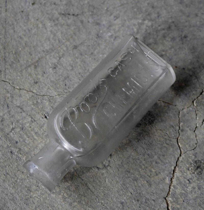 画像1: ENGLAND antique Boots Glass Bottle イギリスアンティーク 筆記体ロゴ【Boots】 ガラスボトル H12cm ガラス瓶 1920's