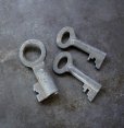 画像1: ENGLAND antique KEYS 3pcs イギリスアンティークキー ヴィンテージキー 小さな鍵 3本セット ヴィンテージ  1940-60's (1)