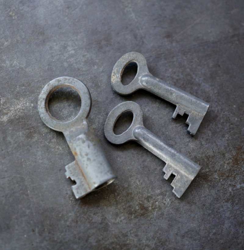 画像1: ENGLAND antique KEYS 3pcs イギリスアンティークキー ヴィンテージキー 小さな鍵 3本セット ヴィンテージ  1940-60's