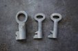 画像2: ENGLAND antique KEYS 3pcs イギリスアンティークキー ヴィンテージキー 小さな鍵 3本セット ヴィンテージ  1940-60's (2)