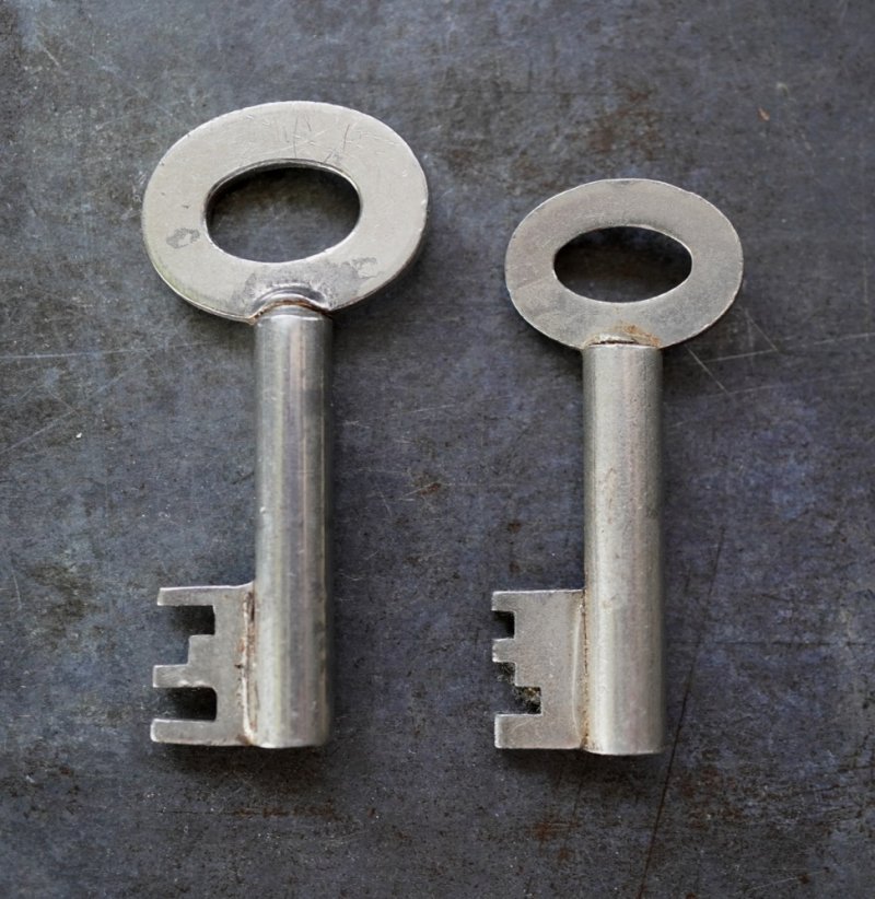 画像2: ENGLAND antique KEYS 2pcs イギリスアンティークキー ヴィンテージキー 鍵 2本セット パドロックキー ヴィンテージ 1950-80s
