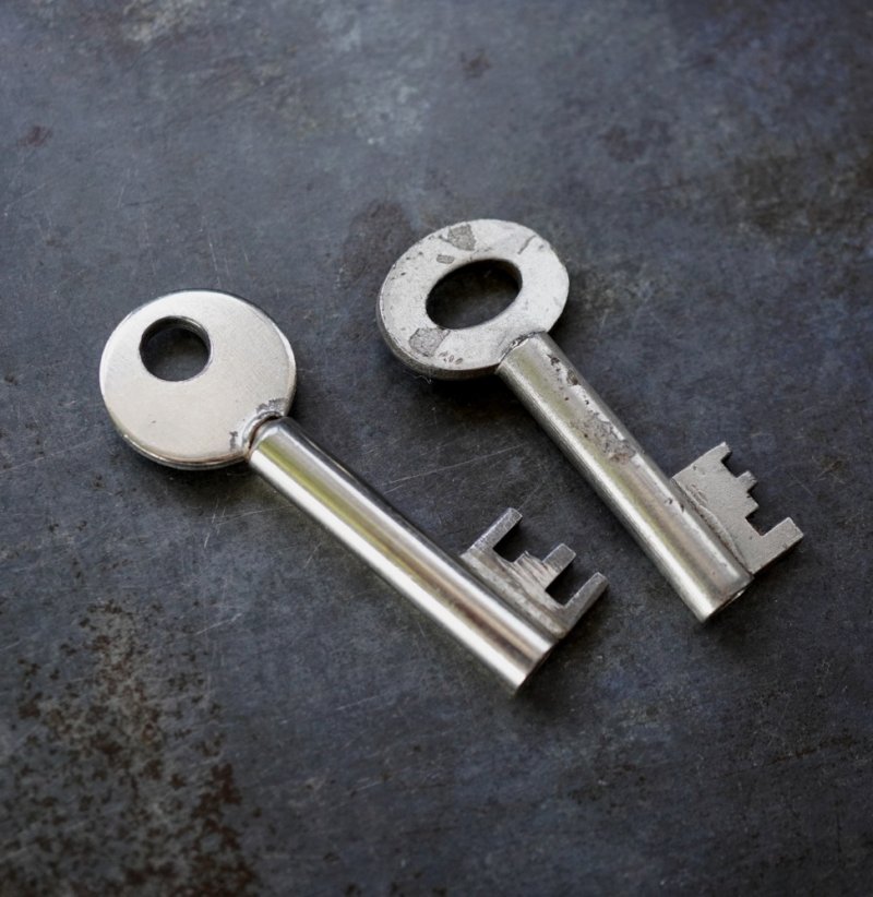 画像1: ENGLAND antique KEYS 2pcs イギリスアンティークキー ヴィンテージキー 鍵 2本セット パドロックキー ヴィンテージ 1950-80s
