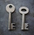 画像3: ENGLAND antique KEYS 2pcs イギリスアンティークキー ヴィンテージキー 鍵 2本セット パドロックキー ヴィンテージ 1950-80s (3)