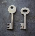 画像2: ENGLAND antique KEYS 2pcs イギリスアンティークキー ヴィンテージキー 鍵 2本セット パドロックキー ヴィンテージ 1950-80s (2)
