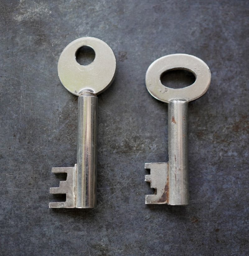 画像2: ENGLAND antique KEYS 2pcs イギリスアンティークキー ヴィンテージキー 鍵 2本セット パドロックキー ヴィンテージ 1950-80s