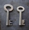 画像3: ENGLAND antique KEYS 2pcs イギリスアンティークキー ヴィンテージキー 鍵 2本セット パドロックキー ヴィンテージ 1950-80s (3)